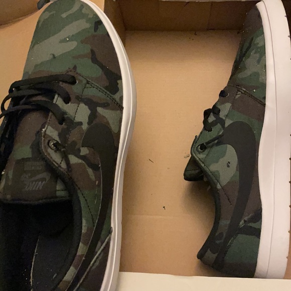 Nike - Picture 3 of 3